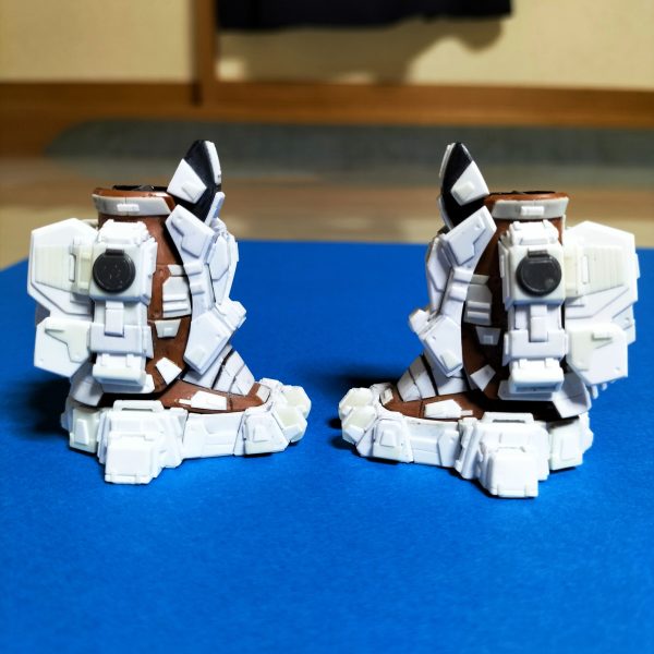 明けましておめでとうございます✨昨年中にここまでは完成させたかったのですが、年末って、どうにも忙しく、ようやく完成しました(；´Д｀)随分、コテコテ、マッチョな脚になりました😂次は腿部の工作やっていきます。カクカクした形状に変更したいので、ここも時間掛かりそうです…(-_-;)（3枚目）