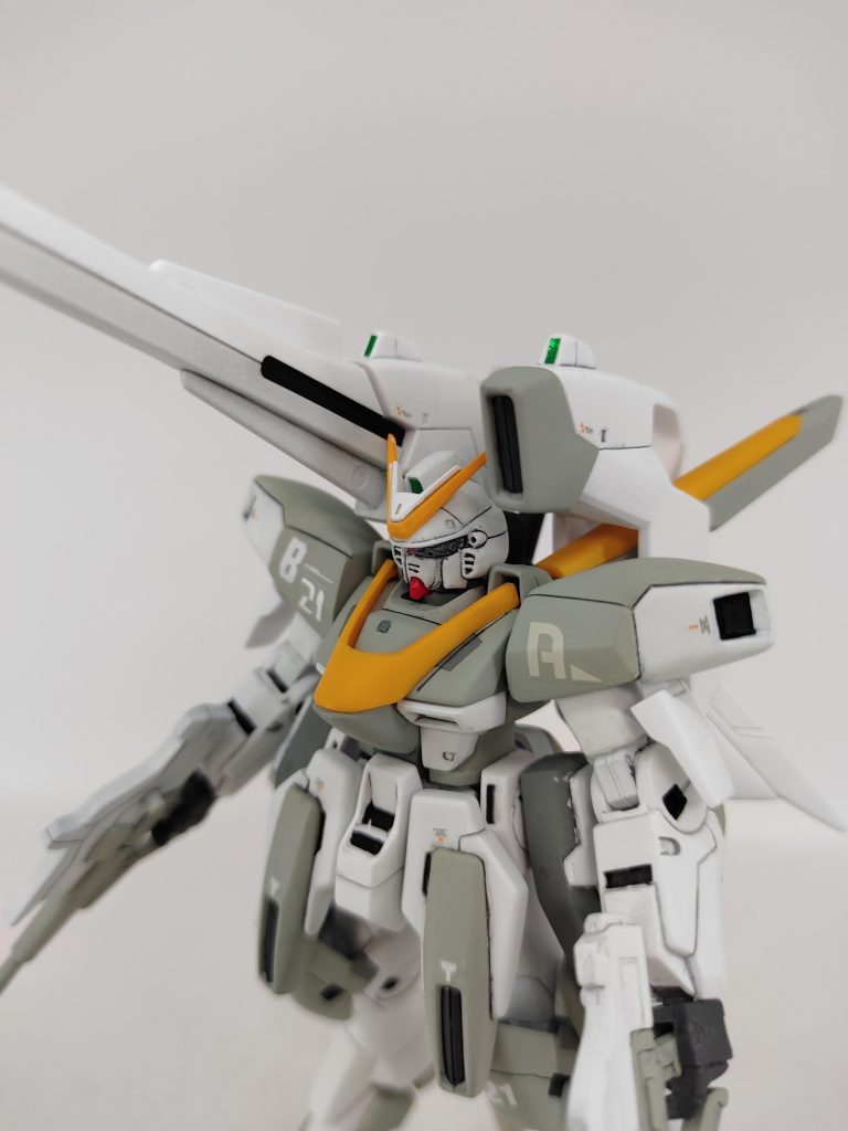 ミノフスキードライブはキャノンパーツに取り付けるのですが劇中の分離したシーンの影響で胴体に直接着けたままでキャノンを被せています。これがしたかった。パーツを使わないだけで無改造でできます。