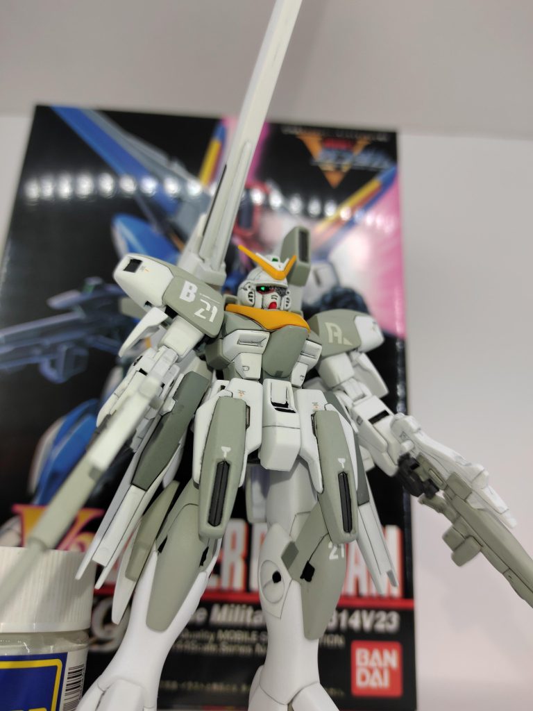 白いV2にしようと思いましたがグレーの機体カラーも良さそうだったのでこの色にしました。