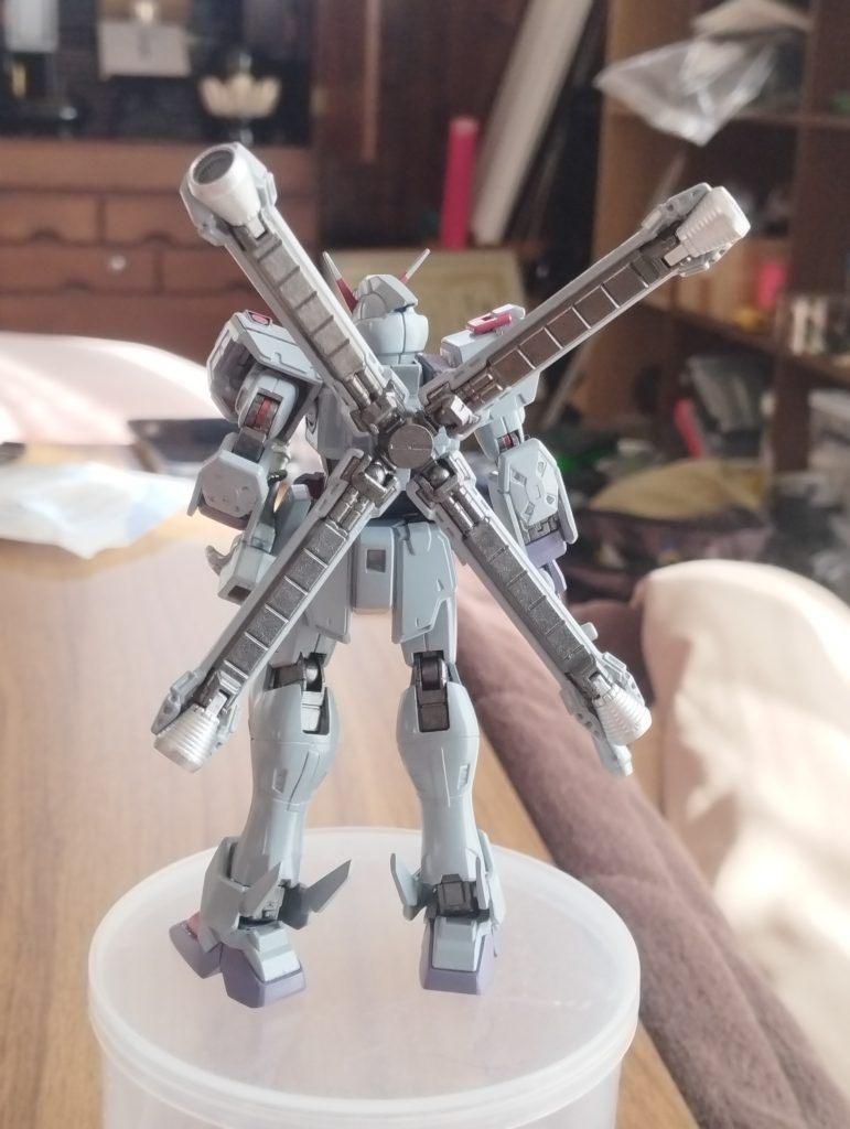 まずは後ろから…塗料はオール水性ホビーカラーです！本体色のグレーはグレーFS36375。紫の場所はセイラ・マスカラーアッシュパープル。お腹などの黒っぽいところはブルーFS15044。アクセントにインフィニットジャスティス弐式ピンク。関節などは赤鉄色。そしてツインアイに青、関節に赤のメタリック塗料を使いました！うーん…長い！でもこの塗料たちを集めるのにすごい時間がかかりました…なかなか売ってない!