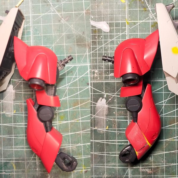 ヤクト・ドーガ制作状況腹部を延長してスタイルを良くした分ボリュームが無くなったので、胸を1ミリ前に迫り出すように調整袖口が資料と異なりハの字に広がる形状だったため、内側への流れるように刻んだり再接着したりあとは肩にボリュームが欲しい（2枚目）