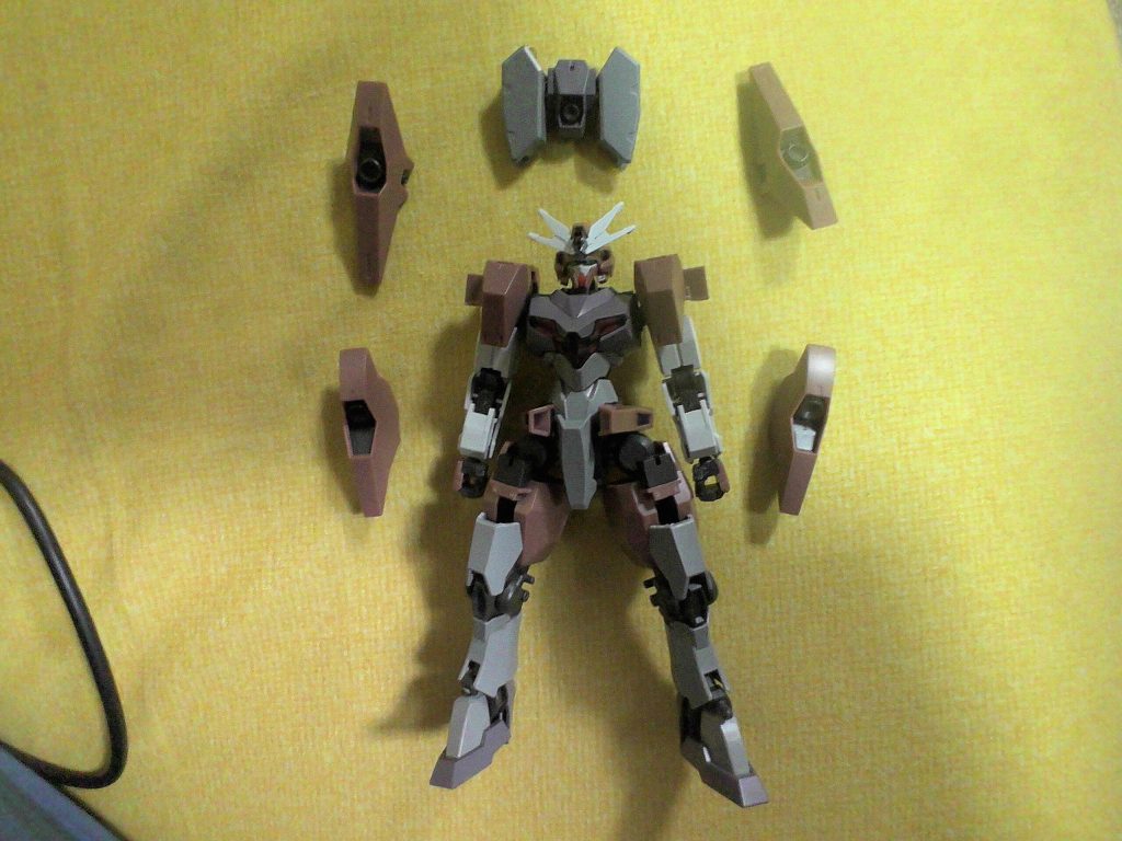 スラスターとバックパックを外した素体モードです。