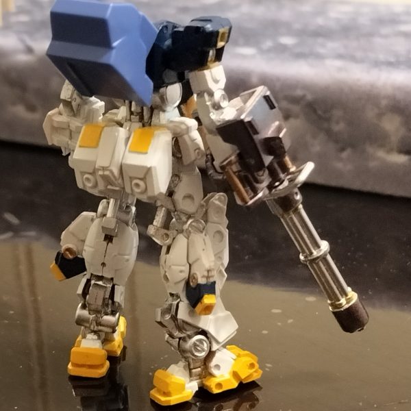 今のHgはほんとに作りやすいので、アーティファクトのほうが素組も大変。塗装や改造は、もっと大変。その分できたときの喜びは55mmのサイズには収まりません(笑)バックパックのベースは、デルタプラスのカカトパーツです。プチブロックも大活躍。（6枚目）