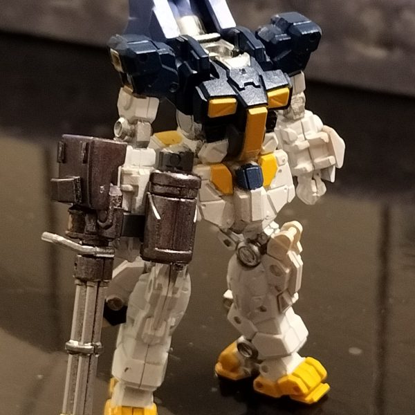 今のHgはほんとに作りやすいので、アーティファクトのほうが素組も大変。塗装や改造は、もっと大変。その分できたときの喜びは55mmのサイズには収まりません(笑)バックパックのベースは、デルタプラスのカカトパーツです。プチブロックも大活躍。（5枚目）