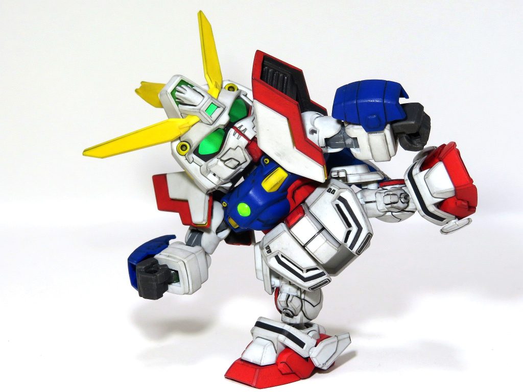 このキットは、「サイドアーマーに足を接続する」というとんでもない発想により、このようなハイキックも可能になっています。なのでコイツには股関節というものは存在しません(ﾟωﾟ;)この接続方法は、次に発売されるBB戦士ゴッドガンダムにも引き継がれております。