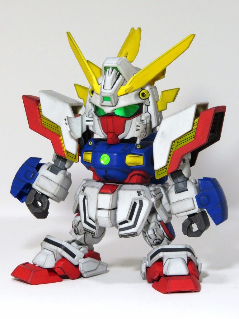 スーパーモードフェイスマスクと肩アーマーの展開は差し替え無しです。HGFCですらフェイスマスクの展開は差し替えでの再現なのでこれは凄いですね。しかし、スーパーモードにすると色々なところが干渉しまくって、結果的に可動域が狭くなるという…(^o^;)