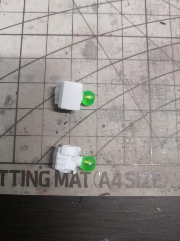 付属しているハンドパーツは全てクリアグリーンです。それだけならまだしも、このキットには握り手が付属しません。MGシャイニングガンダムのハンドパーツが流用できるのですが、握り手ぐらい付属してくれても良かったのでは…(;´д｀)なので今回、パーツ取りのために買ったSDEXウイングゼロEW版のハンドパーツを使用しています。といってもこの握り手はサイズが少し小さく、ボールジョイントも小さいので、そのままだと接続できません。なので、使用しないであろうシャイニングガンダムのハンドパーツのボールジョイント部分を切り取って、SDEXの握り手に移植することで装着できるようになりました(。-∀-)