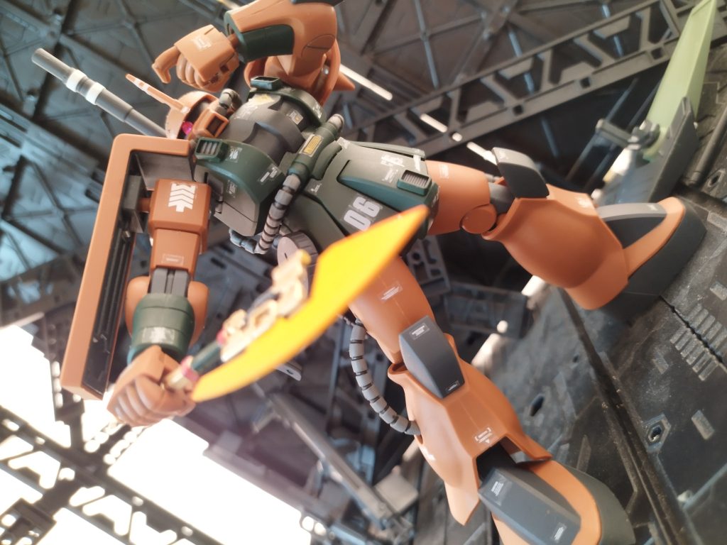 スタイル改修はしてませんがスリッパを色分けしてます。背中にはザクマシンガンとマゼラトップ砲をネオジム磁石でマウントしてます。