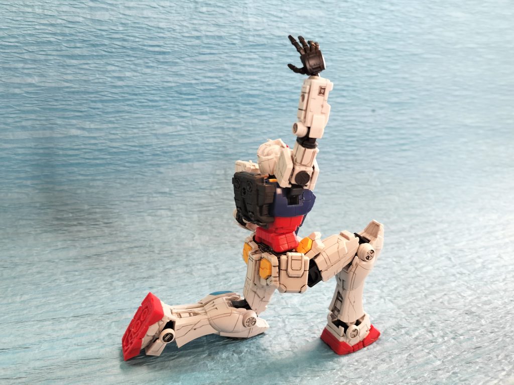 右肩の謎構造も、肩アーマーを嵌め変えて対応。右脚は上まで上がらないので関節外して両面テープで固定。30MMの関節パーツ使って対応できるようにしたかったけど、やはり時間が足りず…