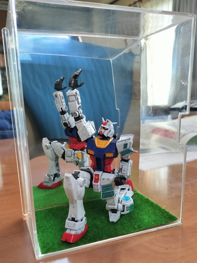 ダイソーの300円ケース、セリアのミラーシート、芝生っぽいシートを利用。散々触りまくったものなので関節ユルユルで苦労した。