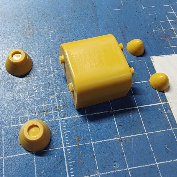 進捗です。(1) 腕の受ける方はプラ版orランナータグに5mm穴あける。足を受ける所は本来太股側と接着してハメる構造の部品の穴を5mmに広げる。アイロンビーズ入れて本体に接着。あと頭の頂点の機雷対策の何かを噴出する穴が合わせ目を跨いでいて消せそうになかったので開口して、蓋して3mmランナーで適当な噴出口を作成。(2) 挟んで本体接着、合わせ目消し(案の定めちゃくちゃ大変だった)、もういいだろって、股間の蓋を閉めた。ゴッグさん、あなた女子やったんかい。などと思ったのも束の間、エグい段差ができてしまい。この合わせ目は本体側を大幅に削る必要がありそうなので諦めて、このままに。(3) ランドセルの上下の突起を跨いで自己主張の強すぎるパーティングラインがあって(赤線)、(4)目印として4箇所の突起の中央に穴開けて、突起ごとパーティングラインを排除!! 穴を3mmに広げてランナーを刺して4部品を接着する拠り所にした。などという、スタイルは一切変えないのに切ったり穴あけたり貼ったりして、完成写真だけでは誰も気付かないような旧キットの作り方をしている。自己満の極み。手と腕の合わせ目消しも完了(妥協)していて、やっと本サフ吹けば塗れます。できの悪い点を新たに見つけなければ汗（4枚目）