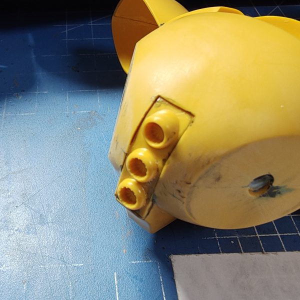 進捗です。(1) 腕の受ける方はプラ版orランナータグに5mm穴あける。足を受ける所は本来太股側と接着してハメる構造の部品の穴を5mmに広げる。アイロンビーズ入れて本体に接着。あと頭の頂点の機雷対策の何かを噴出する穴が合わせ目を跨いでいて消せそうになかったので開口して、蓋して3mmランナーで適当な噴出口を作成。(2) 挟んで本体接着、合わせ目消し(案の定めちゃくちゃ大変だった)、もういいだろって、股間の蓋を閉めた。ゴッグさん、あなた女子やったんかい。などと思ったのも束の間、エグい段差ができてしまい。この合わせ目は本体側を大幅に削る必要がありそうなので諦めて、このままに。(3) ランドセルの上下の突起を跨いで自己主張の強すぎるパーティングラインがあって(赤線)、(4)目印として4箇所の突起の中央に穴開けて、突起ごとパーティングラインを排除!! 穴を3mmに広げてランナーを刺して4部品を接着する拠り所にした。などという、スタイルは一切変えないのに切ったり穴あけたり貼ったりして、完成写真だけでは誰も気付かないような旧キットの作り方をしている。自己満の極み。手と腕の合わせ目消しも完了(妥協)していて、やっと本サフ吹けば塗れます。できの悪い点を新たに見つけなければ汗（2枚目）