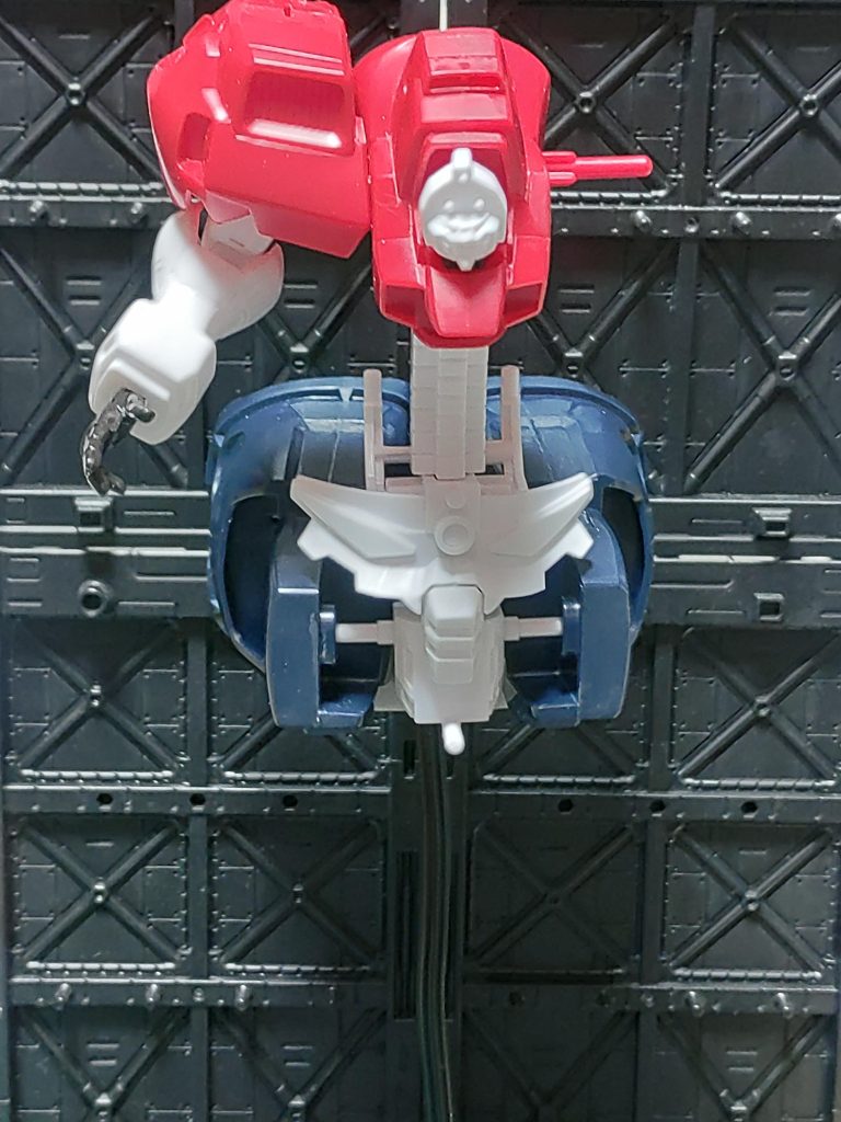 この写真では見えにくいですがプラ板を7枚接着して足の部分に接着しています。（白い板が|´-`)ﾁﾗｯと見えています）それからディスプレイスタンドを付けるため穴をピンバイスで穴を開けてディスプレイスタンドを付けれれるようにしました。デビルガンダムは仮組み中です