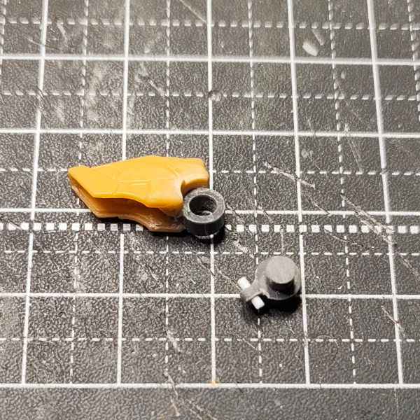 ガンダムアーティファクト第1弾のhi-νガンダムのバックパック改修①ファンネルラックをプロペラントタンクと切り離し、可動を仕込むところを除去。そこにＴジョイントの軸を平たくし、軸ピンを差す。②プロペラントタンクの可動のため、ＢＪの受けを可能な限りカットし、プラ板に貼り付け、受けも表面をきれいにしたいのでプラ板で覆って表面を整える。真ん中の鳥スラスターは前回とほぼ同じ。スラスターの受けを背中から切り離す。③ファンネルラックのＴジョイントの上下からプラ板で挟み、横可動できるようにし、プロペラントタンクの受けの上にバーニア(ＨＧのＺガンダムの腰リアアーマーのもの)を付け、写真のように配置。前回は、ファンネルラックをＢＪで可動させたため、横幅がでる、肩との干渉も生まれて肩の可動もしずらいと問題点が出ていました。今回はそこの改修をめざしＴジョイントの加工でうまく出来たと思います。あとは、ファンネルの接点の可動を両サイド外側1機分だけし、内側2機は抜き差しで脱着できるようにしようと思ってます。（2枚目）