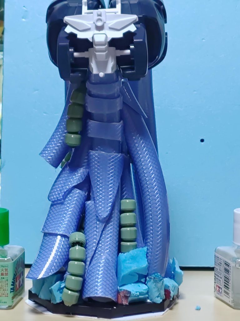 ジオラマはホースを切って接着して制作 &nbsp; &nbsp; &nbsp; &nbsp; &nbsp; &nbsp; ホースだけでは寂しいのでスチレンボードをバラバラにして接着それでも寂しいのでいい材料 (･ ･)…ﾅｲｶ部屋を探していたらザクのパーツがあったのでそのパーツも接着あとはディスプレイスタンドの細かいパーツを接着あとは色んなパーツを接着