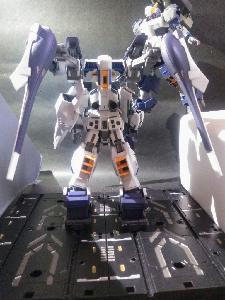 《月面都市を統合して地球連邦政府と対等に経済・武力で対抗出来る独立国家にする》という思想を掲げた『ニューディサイズ』後に『ペズン事件』として知られる事にその『ニューディサイズ』には『裏局長』と呼ばれる五人の『四天王』が存在する。その『四天王』の一柱が『ガイ・ヴァー 少佐』である。&nbsp;と、云うわけで妄想ζ 傲慢の巨人ver, ζ『ガンダム TR-1［ヘイズル・アウスラ］ギガンティック・アーム・ユニット装備』『ガイ・ヴァー 少佐』をご紹介 ✨😌✨