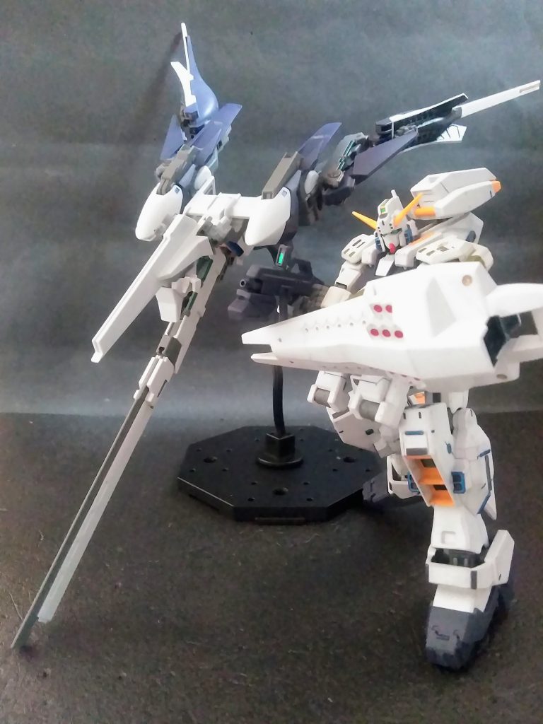 新年早々、前置きが長くて申し訳ありません😌通算4機目と成る『ヘイズル系キット』をコサエました😅いや💦好きですよ『ヘイズル系』👍😍だけど・・・ねぇ😟B社の目論見を感じ過ぎちゃって、辟易しちゃうのは｢UP主｣だけなのだろうか❓😖そんな｢UP主｣の考えはオッポイといて⌒ヾ(*´_｀)ﾎﾟｲ『ガンダム TR-1 [ヘイズル]』には強化ユニット『Gパーツ[フルドド]』を装着する事が出来ます🤔&nbsp;※Shotの腕部は、既存のキットのモノ(２枚目のShot)を使用しております😅