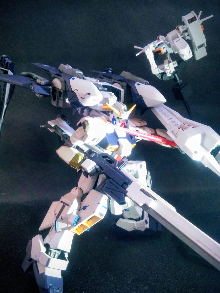 んで！『Gパーツ[フルドド]』が合体した状態が此方😋(４枚目と、バックパックが違うけど💦)取り敢えず《《《ビームサーベル抜刀‼️》》》と！🤩💕此処から更に『緊急脱出ポッド［プリムローズ］』も合体します😅💦&nbsp;※此方も腕部は既存のキットのモノです😚