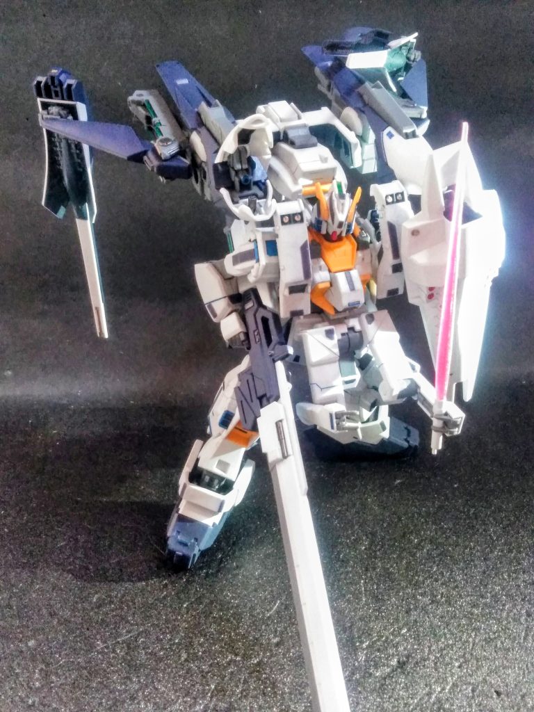 『ガンダムTR-1 [ヘイズル・アウスラ]』のフルウェポン展開はコウなります😤&nbsp;『ロング・ブレード・ライフル』ヘイズル用のモノを長距離仕様へ。ビームライフル下部にはヒート・ブレードを装備『ビームサーベル』バックパック右側に1基装備されているジム・クゥエルと同様のモノ『ミサイル・ポッド・バインダー』胸部マウントラッチに装備可能なオプション武装。12発のマイクロ・ミサイルとチャフ・ディスペンサー等を搭載『ウインチ・キャノン × 2 機』『強化型シールド・ブースター』シールド・ブースターの強化・発展型。拡散ビーム砲装備。ただし拡散ビーム砲を配置した分、プロペラント積載量は減少、ブースターとしての性能は低下している。『サブ・アーム・ユニット』腰部前面に装備されている簡易マニピュレータ。メインとの同時使用は不可能。また、火器管制も複雑化しパイロットの負担も増大するという欠点もある。　・・・結構な重装備ですね😅