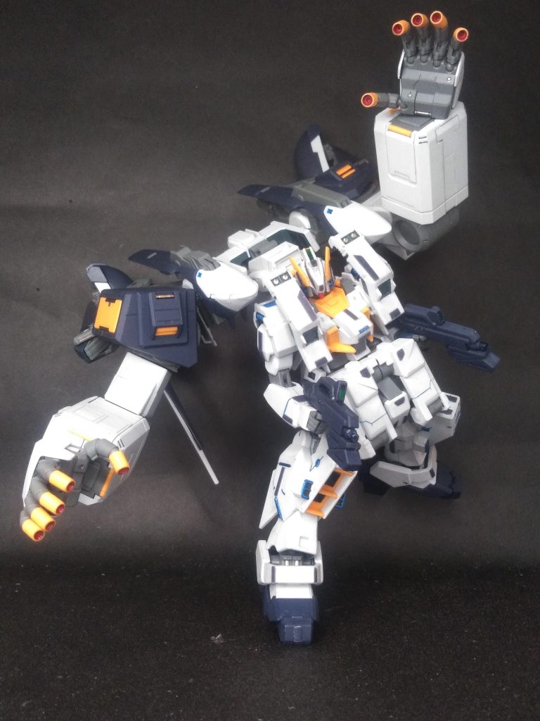 『ギガンティック・アーム・ユニット』は御覧の通りに可動域は申し分ナシ😍💘💘ビーム砲としての使用が前提とはイエ、敵を引っ掴かんで！🤝殴りたく🤛成りますよね🤕予想はされておりますでしょうが『G,A,U,』が大きく、勿論❗重いので、自立は困難😭💦💦辛うじて、こういったポーズは出来ます😚