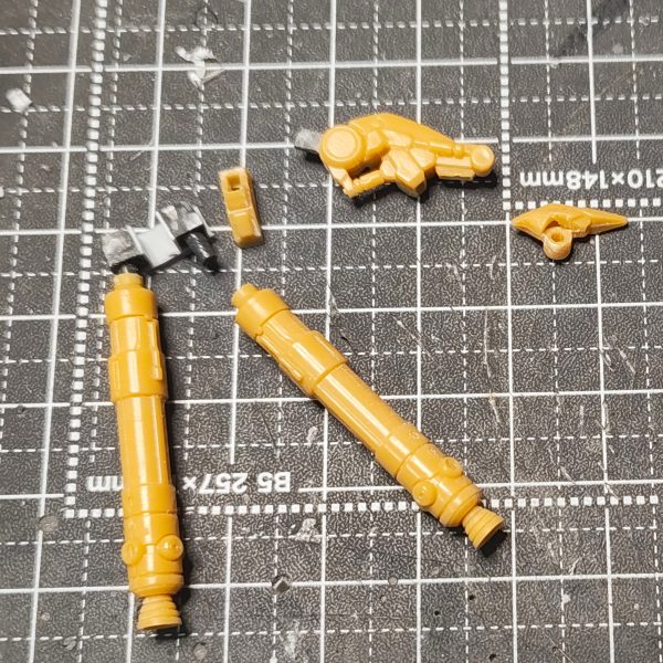 ガンダムアーティファクト第1弾のhi-νガンダムのバックパック改修①ファンネルラックをプロペラントタンクと切り離し、可動を仕込むところを除去。そこにＴジョイントの軸を平たくし、軸ピンを差す。②プロペラントタンクの可動のため、ＢＪの受けを可能な限りカットし、プラ板に貼り付け、受けも表面をきれいにしたいのでプラ板で覆って表面を整える。真ん中の鳥スラスターは前回とほぼ同じ。スラスターの受けを背中から切り離す。③ファンネルラックのＴジョイントの上下からプラ板で挟み、横可動できるようにし、プロペラントタンクの受けの上にバーニア(ＨＧのＺガンダムの腰リアアーマーのもの)を付け、写真のように配置。前回は、ファンネルラックをＢＪで可動させたため、横幅がでる、肩との干渉も生まれて肩の可動もしずらいと問題点が出ていました。今回はそこの改修をめざしＴジョイントの加工でうまく出来たと思います。あとは、ファンネルの接点の可動を両サイド外側1機分だけし、内側2機は抜き差しで脱着できるようにしようと思ってます。（3枚目）