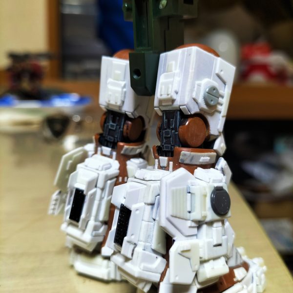 ちまちまザクってます。太もも出来ました。なんとなく味のあるガワラ立ち風な画像です(；´Д｀)次はフロント〜サイドスカートの製作に移行していきます。年始ってなんだかんだ忙しいですね(¯―¯٥)（2枚目）