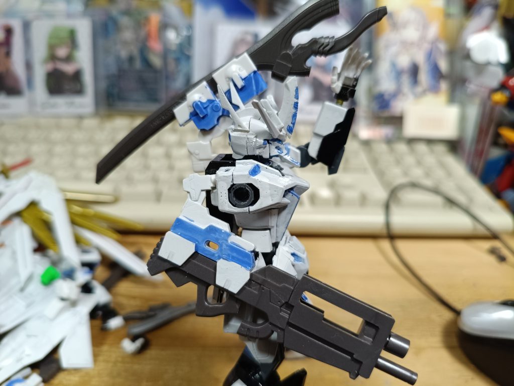 こう　144/1のマブラヴのプラモでは再現できなかった銃を前に構えることができるようになりました