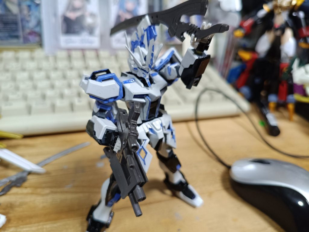 腕をつけてポーズを・・・少し見えづらいかも