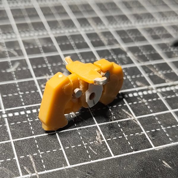 ガンダムアーティファクト第1弾のhi-νガンダムの下半身の改修①足首にＴジョイント（ガシャポンのＳＤガンダムに付属していたもの）を薄くし、受けをプラ板で作り、分割やクリアランス確保に削ったりし移植。前回はＢＪを移植したのですが、かなり面倒な作業だったので、ガンプラ的な感じでＴジョイントにしてみました。②膝は、前回同様に互い違いにしました。接続は今回はネオジムに変更。前回のネジでは、動かしていると緩む＆可動域が狭いのでネオジムにしました。③膝を曲げると赤い部分に干渉して全然曲がらないのです。④の右側参照。赤い部分を削除しプラスネオジムにしたことによって回転軸の中心がズレ④の左側参照まで曲げれます。この互い違いの接続だと膝のセンターで軸打ちすると後ろの動力パイプのディテールが邪魔して曲がらないのですよね～太もも側にクリアランスを作ると見た目が変なのでマグネットパワーでごり押しです(>_<)⑤、⑥腰回りのアーマーはすべてネオジムで接続。軸を入れると、もげたりするのでマグネットパワーで。サイドアーマーの受けは、ホチキスの針の角を使い、元の軸を接続で埋まる分をカットし、裏側からＬ字になるように接着。股間軸の可動は、ＢＪを移植。ＢＪの受け側の上側を保持力が無くならない程度除去し、足の開きの可動域を確保。2年前のハイニューの可動化は、自身初の可動化だったので可動域を気にすることなく可動をどうするかと試行錯誤でした。今回の改修は可動域ＵＰ←大した広くなってないけどね(>_<)（6枚目）