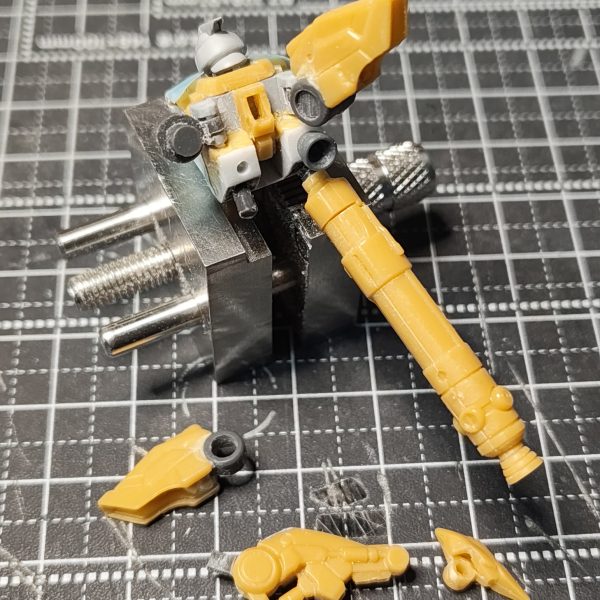 ガンダムアーティファクト第1弾のhi-νガンダムのバックパック改修①ファンネルラックをプロペラントタンクと切り離し、可動を仕込むところを除去。そこにＴジョイントの軸を平たくし、軸ピンを差す。②プロペラントタンクの可動のため、ＢＪの受けを可能な限りカットし、プラ板に貼り付け、受けも表面をきれいにしたいのでプラ板で覆って表面を整える。真ん中の鳥スラスターは前回とほぼ同じ。スラスターの受けを背中から切り離す。③ファンネルラックのＴジョイントの上下からプラ板で挟み、横可動できるようにし、プロペラントタンクの受けの上にバーニア(ＨＧのＺガンダムの腰リアアーマーのもの)を付け、写真のように配置。前回は、ファンネルラックをＢＪで可動させたため、横幅がでる、肩との干渉も生まれて肩の可動もしずらいと問題点が出ていました。今回はそこの改修をめざしＴジョイントの加工でうまく出来たと思います。あとは、ファンネルの接点の可動を両サイド外側1機分だけし、内側2機は抜き差しで脱着できるようにしようと思ってます。（4枚目）