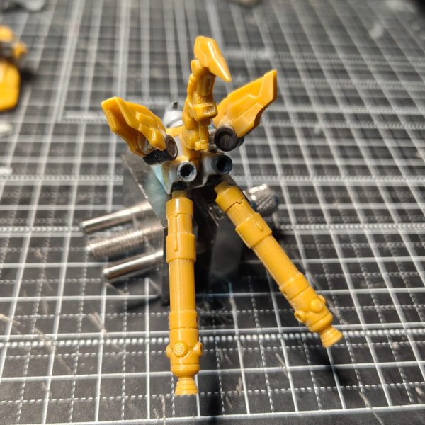 ガンダムアーティファクト第1弾のhi-νガンダムのバックパック改修①ファンネルラックをプロペラントタンクと切り離し、可動を仕込むところを除去。そこにＴジョイントの軸を平たくし、軸ピンを差す。②プロペラントタンクの可動のため、ＢＪの受けを可能な限りカットし、プラ板に貼り付け、受けも表面をきれいにしたいのでプラ板で覆って表面を整える。真ん中の鳥スラスターは前回とほぼ同じ。スラスターの受けを背中から切り離す。③ファンネルラックのＴジョイントの上下からプラ板で挟み、横可動できるようにし、プロペラントタンクの受けの上にバーニア(ＨＧのＺガンダムの腰リアアーマーのもの)を付け、写真のように配置。前回は、ファンネルラックをＢＪで可動させたため、横幅がでる、肩との干渉も生まれて肩の可動もしずらいと問題点が出ていました。今回はそこの改修をめざしＴジョイントの加工でうまく出来たと思います。あとは、ファンネルの接点の可動を両サイド外側1機分だけし、内側2機は抜き差しで脱着できるようにしようと思ってます。（1枚目）