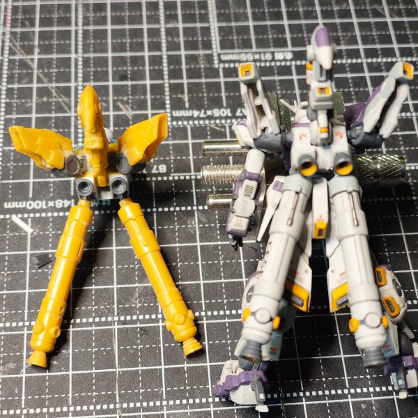 ガンダムアーティファクト第1弾のhi-νガンダムのバックパック改修①ファンネルラックをプロペラントタンクと切り離し、可動を仕込むところを除去。そこにＴジョイントの軸を平たくし、軸ピンを差す。②プロペラントタンクの可動のため、ＢＪの受けを可能な限りカットし、プラ板に貼り付け、受けも表面をきれいにしたいのでプラ板で覆って表面を整える。真ん中の鳥スラスターは前回とほぼ同じ。スラスターの受けを背中から切り離す。③ファンネルラックのＴジョイントの上下からプラ板で挟み、横可動できるようにし、プロペラントタンクの受けの上にバーニア(ＨＧのＺガンダムの腰リアアーマーのもの)を付け、写真のように配置。前回は、ファンネルラックをＢＪで可動させたため、横幅がでる、肩との干渉も生まれて肩の可動もしずらいと問題点が出ていました。今回はそこの改修をめざしＴジョイントの加工でうまく出来たと思います。あとは、ファンネルの接点の可動を両サイド外側1機分だけし、内側2機は抜き差しで脱着できるようにしようと思ってます。（5枚目）