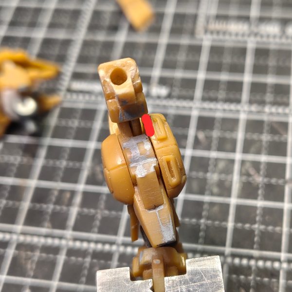 ガンダムアーティファクト第1弾のhi-νガンダムの下半身の改修①足首にＴジョイント（ガシャポンのＳＤガンダムに付属していたもの）を薄くし、受けをプラ板で作り、分割やクリアランス確保に削ったりし移植。前回はＢＪを移植したのですが、かなり面倒な作業だったので、ガンプラ的な感じでＴジョイントにしてみました。②膝は、前回同様に互い違いにしました。接続は今回はネオジムに変更。前回のネジでは、動かしていると緩む＆可動域が狭いのでネオジムにしました。③膝を曲げると赤い部分に干渉して全然曲がらないのです。④の右側参照。赤い部分を削除しプラスネオジムにしたことによって回転軸の中心がズレ④の左側参照まで曲げれます。この互い違いの接続だと膝のセンターで軸打ちすると後ろの動力パイプのディテールが邪魔して曲がらないのですよね～太もも側にクリアランスを作ると見た目が変なのでマグネットパワーでごり押しです(>_<)⑤、⑥腰回りのアーマーはすべてネオジムで接続。軸を入れると、もげたりするのでマグネットパワーで。サイドアーマーの受けは、ホチキスの針の角を使い、元の軸を接続で埋まる分をカットし、裏側からＬ字になるように接着。股間軸の可動は、ＢＪを移植。ＢＪの受け側の上側を保持力が無くならない程度除去し、足の開きの可動域を確保。2年前のハイニューの可動化は、自身初の可動化だったので可動域を気にすることなく可動をどうするかと試行錯誤でした。今回の改修は可動域ＵＰ←大した広くなってないけどね(>_<)（4枚目）