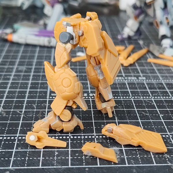 ガンダムアーティファクト第1弾のhi-νガンダムの下半身の改修①足首にＴジョイント（ガシャポンのＳＤガンダムに付属していたもの）を薄くし、受けをプラ板で作り、分割やクリアランス確保に削ったりし移植。前回はＢＪを移植したのですが、かなり面倒な作業だったので、ガンプラ的な感じでＴジョイントにしてみました。②膝は、前回同様に互い違いにしました。接続は今回はネオジムに変更。前回のネジでは、動かしていると緩む＆可動域が狭いのでネオジムにしました。③膝を曲げると赤い部分に干渉して全然曲がらないのです。④の右側参照。赤い部分を削除しプラスネオジムにしたことによって回転軸の中心がズレ④の左側参照まで曲げれます。この互い違いの接続だと膝のセンターで軸打ちすると後ろの動力パイプのディテールが邪魔して曲がらないのですよね～太もも側にクリアランスを作ると見た目が変なのでマグネットパワーでごり押しです(>_<)⑤、⑥腰回りのアーマーはすべてネオジムで接続。軸を入れると、もげたりするのでマグネットパワーで。サイドアーマーの受けは、ホチキスの針の角を使い、元の軸を接続で埋まる分をカットし、裏側からＬ字になるように接着。股間軸の可動は、ＢＪを移植。ＢＪの受け側の上側を保持力が無くならない程度除去し、足の開きの可動域を確保。2年前のハイニューの可動化は、自身初の可動化だったので可動域を気にすることなく可動をどうするかと試行錯誤でした。今回の改修は可動域ＵＰ←大した広くなってないけどね(>_<)（7枚目）