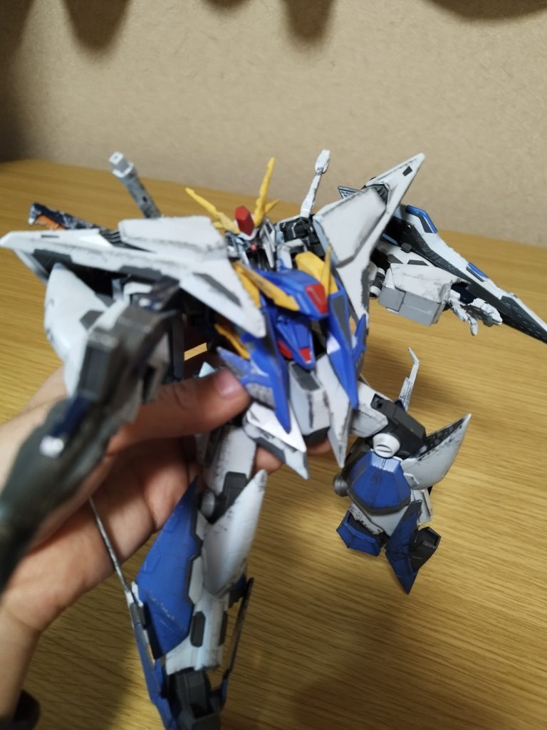 まーーーずは基本武装の紹介ですねビームライフルとサーベル、盾の3つ、そしてほかにはスカート裏にファンネル？ミサイル？みたいなのが仕込まれてますね。サーベルは2本ついててフリーダムのサーベルみたいに両方つけれます両刃ですね