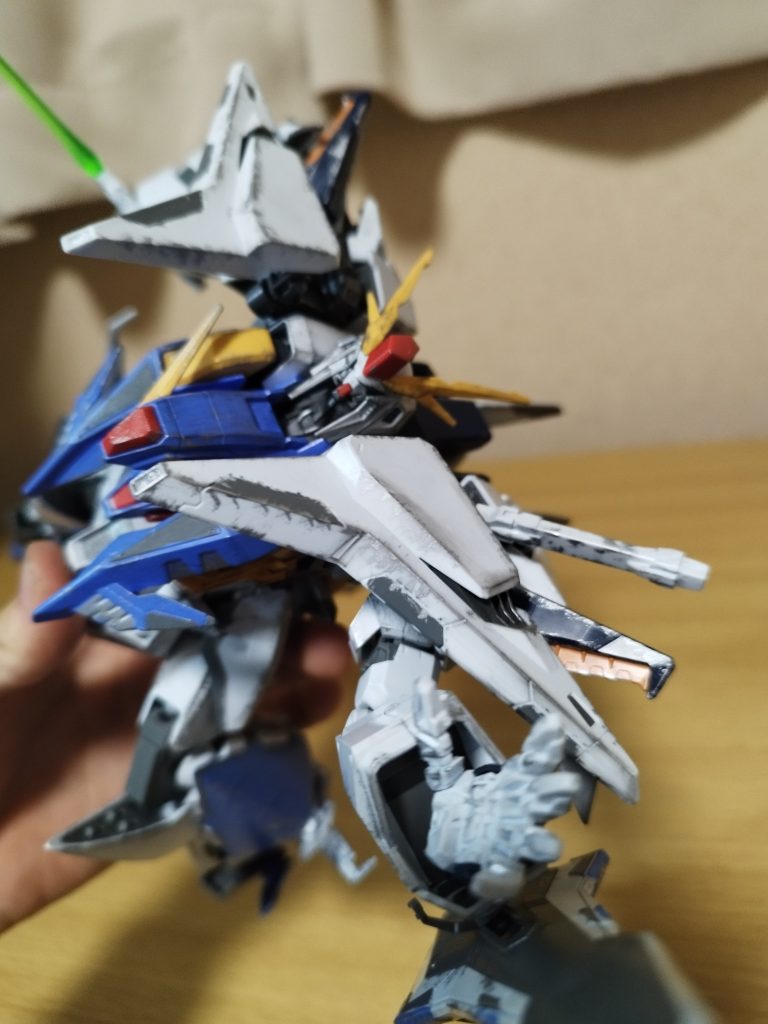 戦闘中こんな感じでクスィーガンダムがサーベルもって突っ込んできます。恐怖でしかない