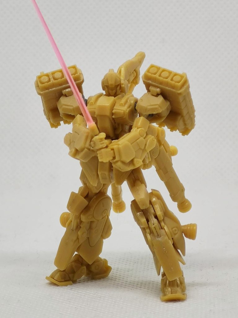 ビームサーベル両手持ちに改造。左脚にちょっとだけ角度を付けて踏み込ませてます。