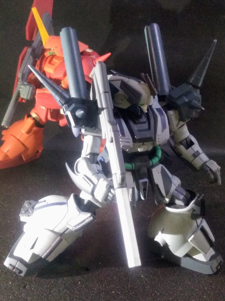 主な変更箇所は 🧐頭部センサーがモノアイからツインアイタイプに👍両肩にスパイク👍👍バックパックにプロペラントタンクを増設👍👍👍て!ところですかね?🙂?ナニブン『近藤先生』のデザイン設定作画は先生の執筆進化?によって、変わって往くのが常識?なので?🙃?そして「UP主」の《《《余計な作業》》》が、更に『グリフォン』とイウ存在を❓❓❓なモノにしております 😭💦