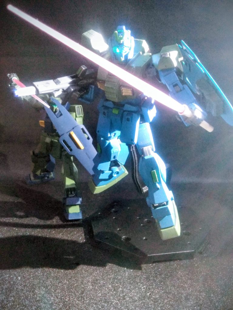 一応『カツくん専用機』なので、多少は一般機より弄ってあります 😚と!言っても、何ヵ所か(フロントアーマーと脛にスラスター、胸部に増設装甲)付け足した程度ですけどね 😏カラーリングは制服を元ネタで 😃