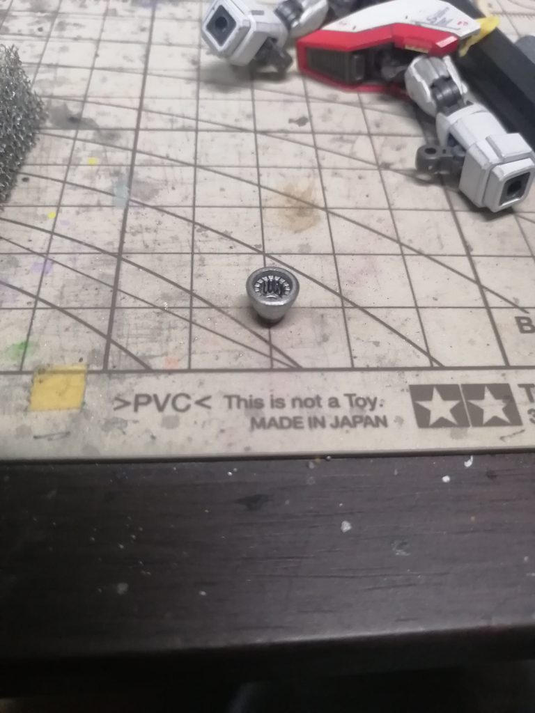 コア・ランダーのバーニアこちらはガンダムマーカー　シャインシルバーで塗装したものを、ウェザリングマスターのガンメタルで汚したものです。金属の質感を出すために色々と試しましたが、個人的にはこのガンダムマーカーが一番好みな感じに仕上がりますね。ただ、重ね塗りできないのが難点ですね(； ･`ω･´)