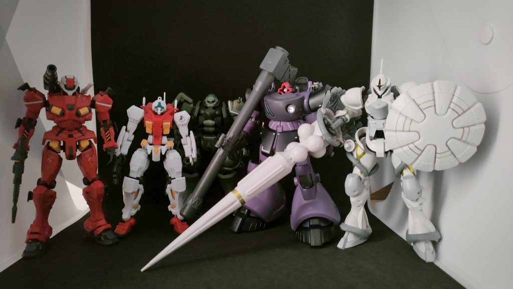 毎回恒例なので今回もいっときますか。GQシリーズの大きさてどうなんよ?の時間がやって参りました。だいぶ大所帯になってきましたが、自身が制作した中では今のところギャン氏が角がある分大きい様です。高身長細身のモデル体型で実はイケメンさんだった様ですね。マ・クベさんこれで良かったでしょうか冷汗 えっ…ひと言多い?すみませんです滝冷汗左軽キャノンから制作順になります。今持っているGQuuuuuuXシリーズのキットは【紅・白ガンダム】【Gクアックス】【 Gフレド】【ゲルググ・ボカタ機】【シャア専用ザクⅡ】以上の6機体で、現在発売中のGQの物は軍警ザク以外はほぼ揃えた状態です。今後発売予定のシャリア専用リック・ドム、GQエンディミオン覚醒時は色違いと覚醒パーツ以外は被る?(個人的な感想です)なのと、ハンブラビは高値が落ち着いてからの様子見です。個人的見解でキケロガは何となくリリースされてもよさそうなのと(確証はありません)、変化球で劇中後半最後にチラ見したクランバトル仕様のゾック、これは是非とも商品化して欲しいと絶賛切望中です。サイコガンダムは使徒に捕食された綾◯◯イを思わせるギミックを見なかったことにすれば十分商品化も可能と思われそうなんですが。(個人的なイメージです)といいますか是非とも商品化を宜しくお願いいたします。なんならゾックだけでも笑←GQの背景的な扱いとも取れるので1番可能性低いと思われますね。1回でもクランバトルで取り上げて劇中暴れ回るなどの描写があれば良かったんですが…