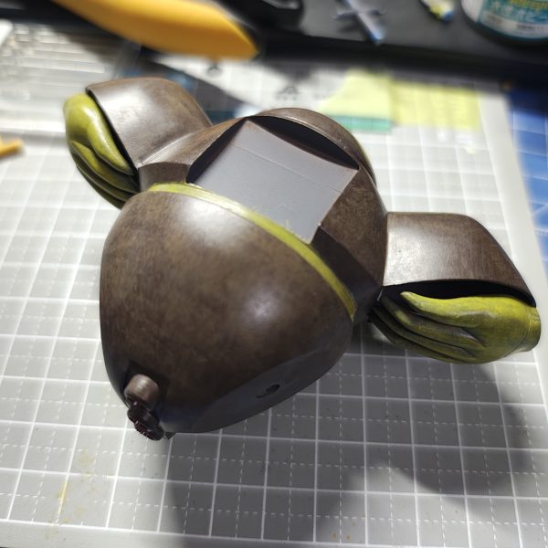 腕を刺し替えて、巡航モードに移行。肩アーマーの中の本体側の穴に刺す仕組み上、クリアランスがまったくなくて大変でした。1枚目のグリップで掴んでいる所を本体に刺して、掌は180度回します。（2枚目）