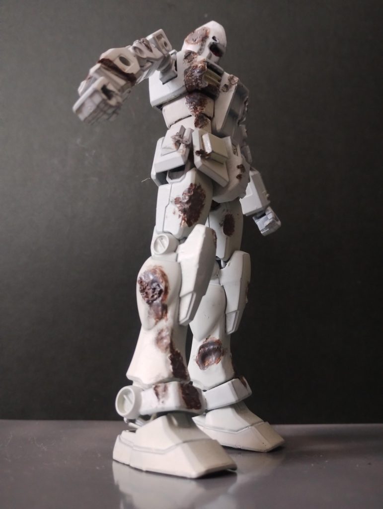 傷っぽい部分は・熱したヤスリをあてる・パテを盛るでそれっぽくしました。