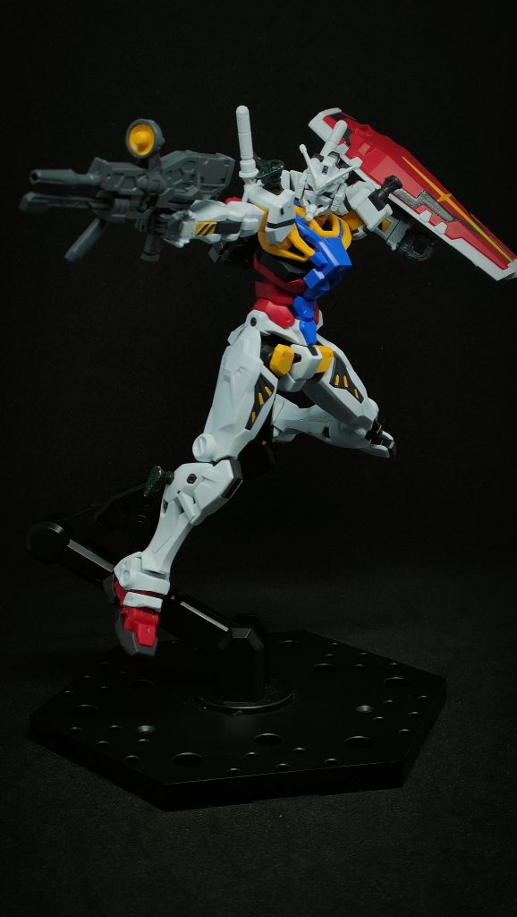 お決まりの決めポーズ。兎に角よく動くキットです。弄ってて愉しいですね。