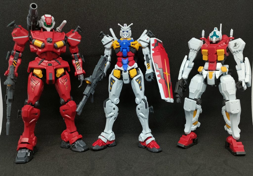 3機並べてみると見た目がカラフルで鮮やかな連邦色ガンダムカラーです。白いガンダム作ってる時から薄々気になってましたが、案の定ガンダムさんの方が小柄でした。ゲルググといい勝負の様にも見えますね。あと下半身や腕周りが作ってる最中、何となく軽キャノン作ってる感じがしましたね。共通部品か？と思うほどどこか似通ってて、並べてみると軽キャノンさんやはりデカいし共通部品ではなかったようで全然違いましたね。最後までご覧頂きありがとうございました。