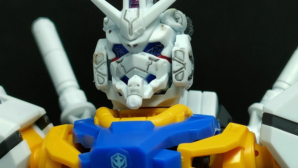 GQシリーズは自身のこだわりでパチ組みホイルシール仕上げが基本なんですが、紅白ガンダムのお顔だけはモールドの情報量多いのでダークグレーの墨入れだけはしました。あと白いガンダム頭部側面の新金型部品には色分けがされてないのでリアルタッチマーカー(グレー3)でそこだけ部分塗装しました。