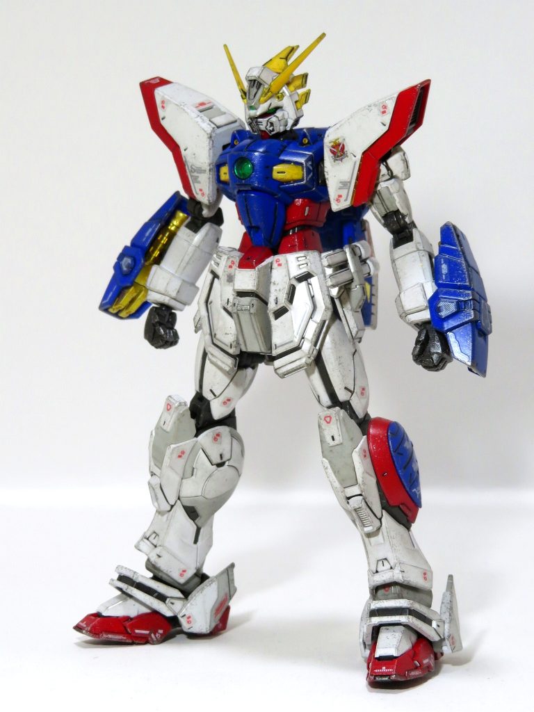 また、マントにあわせてシャイニングガンダム本体にも軽いウェザリングを施しています。