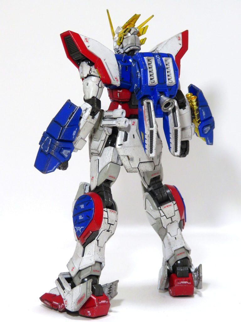 ウェザリングの際に、付属のリアリスティックデカールを貼ってからウェザリングをすると、デカールの段差に塗料やらが引っ掛かってしまい、汚い仕上がりになった経験があります(-_-;)なので、今回はリアリスティックデカールにトップコートを吹き付けて軽くウェザリングする↓シャイニングガンダム本体にウェザリングマスターをのせる↓ウェザリングしたリアリスティックデカールを貼り付け↓スポンジでチッピングというふうに、順番を変えて作業してみました。といっても、やはりリアリスティックデカールは厚みがあるので、段差は目立ちますね(； ･`ω･´)以前、リアリスティックデカールの段差を消すためにトップコートを吹き付けてから2000番のヤスリを使用して研ぎ出しをしたことがあるのですが、印刷されている部分が消えてしまった割に段差がほとんど消えなかったので、今回はそのような作業はしませんでした(^o^;)