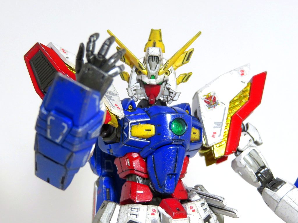 ツインアイは付属のデカールを使用したら剥がれまくるので、目の周りをクレオスつや消しブラックで塗装して、目はメタルグリーンで塗装しました。バルカンとマシンキャノンは、ピンバイスで開口しています。