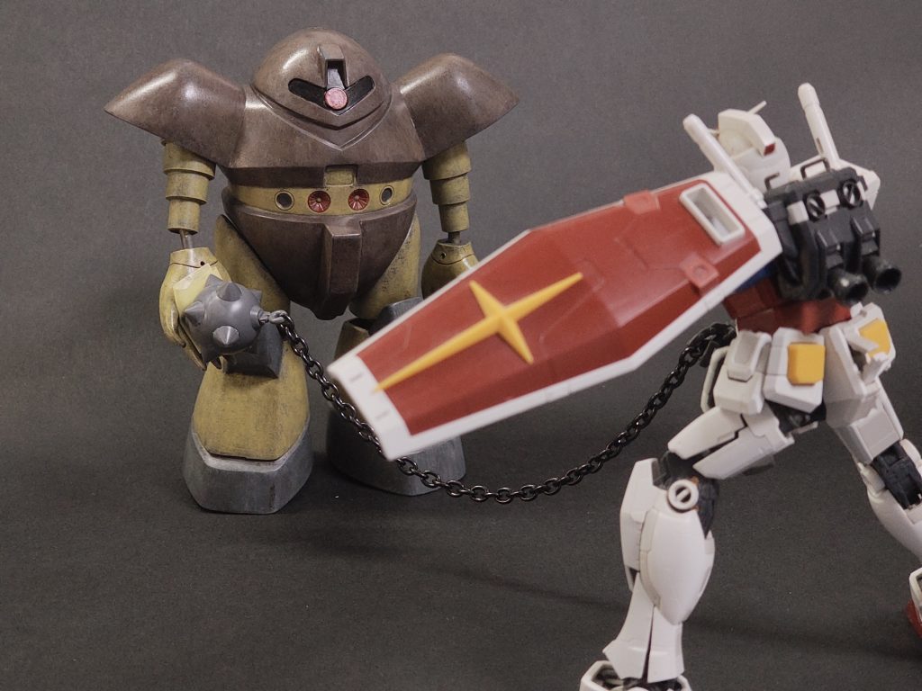 かわいいおすわり以外全然動けないので、ナイスガンダムハンマーのポーズも取れません。マスキングテープで無理矢理貼りました。手前に映るのは、大昔に作った未公開のRGガンダムさん。撮影に際し、だいぶポロリしたのでこれ以上お見せできない。